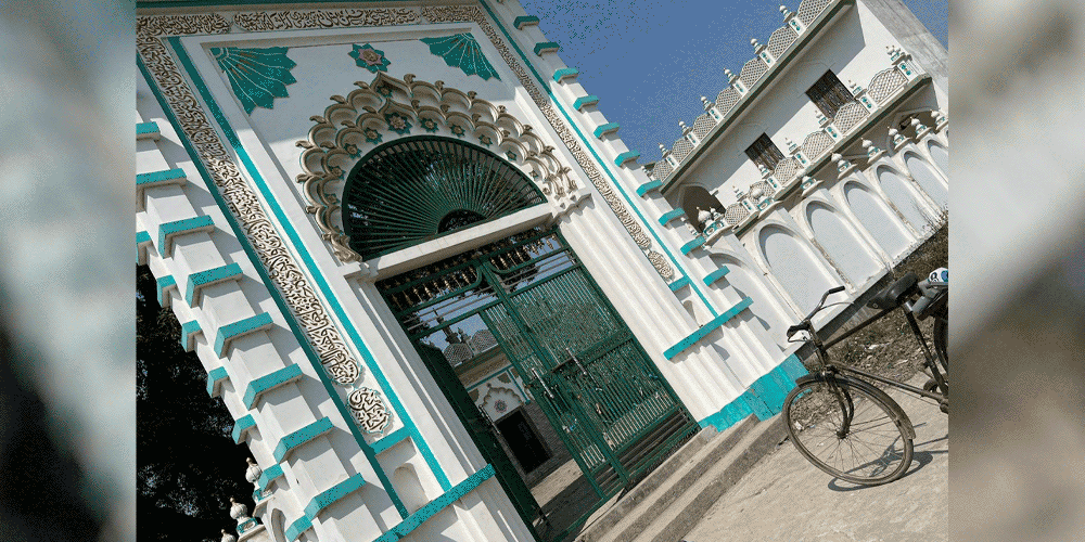 এটা খাজাবাবার মাজার। এখানে হিন্দু-মুসলিম দুই সম্প্রদায়ের লোকই আসেন। এই মাজারের বাঁ-পাশেই গম্বুজের মতো মসজিদ বানানোর পরিকল্পনা।