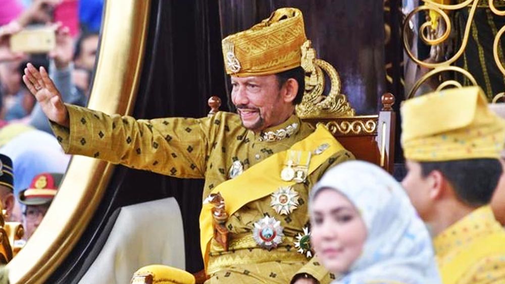 সোনার কাঠি নিয়েই জন্মেছিলেন হাসানঅল বোকাইয়া। দুনিয়ার ধনী ব্যক্তিদের মধ্যে একেবারে প্রথম সারিতে রয়েছেন। এই সে দিন পর্যন্ত তিনি ধনীতম ব্যক্তির তকমা দখল করে বসেছিলেন। তবে ইদানীং তাঁকে পিছনে ঠেলে শীর্ষে উঠে এসেছেন জনৈক এলন রিভ মাস্ক। টেলসা-র প্রতিষ্ঠাতা মাস্কের ঝুলিতে রয়েছে ২৪ হাজার ৯৩০ কোটি ডলার। 