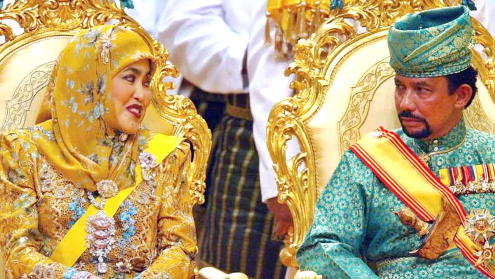 ব্রুনেইয়ের সুলতানের সন্তান হওয়ার দৌলতে সোনার কাঠি মুখে নিয়েই জন্মেছিলেন বোকাইয়া। ১৫ জুলাই ১৯৪৬ সালে। তবে বাবা তৃতীয় সুলতান ওমর আলি সইফউদ্দিনের ১০ সন্তানের মধ্যে তাঁকেই রাজ্যপাট চালানোর জন্য বেছে নিয়েছেন। সেই থেকে এই ৭৫ বছর বয়সেও রাজ্যপাট সামলে চলেছেন বোকাইয়া। 