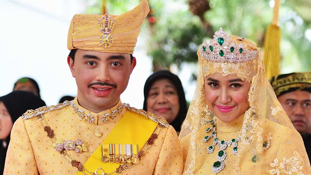 প্রথাগত পড়াশোনার পালা চুকিয়ে বিয়েও সেরে ফেলেন। তবে একটি নয়, তিনটি! ২০১২ সাল পর্যন্ত তিনি পাঁচটি পুত্রসন্তান এবং সাতটি কন্যাসন্তানের জনক বলে শোনা যায়।