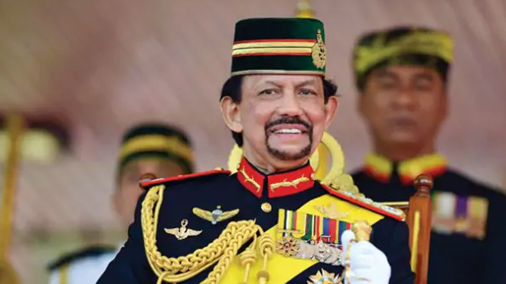 দুনিয়ার সুলতানদের মধ্যেও প্রথম সারিতে রয়েছেন ব্রুনেইয়ের সুলতান। পৈত্রিক সূত্রে ধনপ্রাপ্তির পাশাপাশি তাঁর সে দেশের তেল এবং প্রাকৃতিক গ্যাস ভান্ডারগুলি থেকে মুনাফাও জুড়েছে তাঁর সম্পত্তিতে। ১৯৮৮ সাল পর্যন্ত তিনিই ছিলেন বিশ্বের ধনীতম। সে সময় তাঁর নিট সম্পত্তির পরিমাণ ছিল ১৪ হাজার ৭০০ কোটি টাকা। তবে আজকাল ব্রুনেইয়ের সুলতানকে মাত দিচ্ছেন এলন মাস্ক।