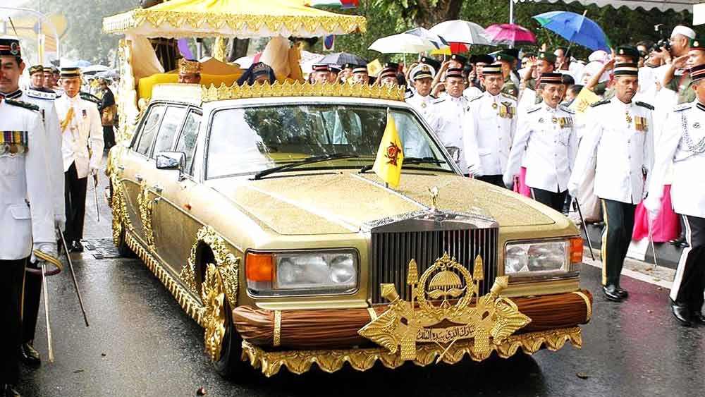 ধনসম্পত্তির মালিক হওয়ার পাশাপাশি তা খরচ করাতেও কম উৎসাহী নন ব্রুনেইয়ের ৯২তম সুলতান। হটকারস রিপোর্ট নামে একটি ওয়েবসাইট জানিয়েছে, তাঁর ১১০টি গ্যারাজে রয়েছে প্রায় সাত হাজার গাড়ি। তার মধ্যে ৫০০টি রোলস রয়েস এবং ৩০০টি ফেরারি। সব মিলিয়ে যার মূল্য ৫০০ কোটি ডলারেরও বেশি। সেই সঙ্গে রয়েছে একাধিক বিলাসবহুল প্রাইভেট জেট। রয়েছে সোনায় মোড়া বোয়িং ৭৪৭-৪০০ বা এয়ারবাস এ৩৪০-২০০ জেটও।