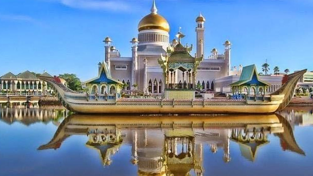 ব্রুনেইয়ের সুলতানের প্রাসাদও কম জমকালো নয়। ২ হাজার ৫৫০ কোটি টাকার ওই প্রাসাদের রয়েছে ১ হাজার ৭০০টি ঘর। ২৫৭টি বাথরুম। সঙ্গে পাঁচটি সুইমিং পুল। পাশাপাশি, ১১০টি গ্যারাজ এবং ২০০টি ঘোড়ার জন্য শীতাতপ নিয়ন্ত্রিত আস্তাবলও জুড়ে নিন।