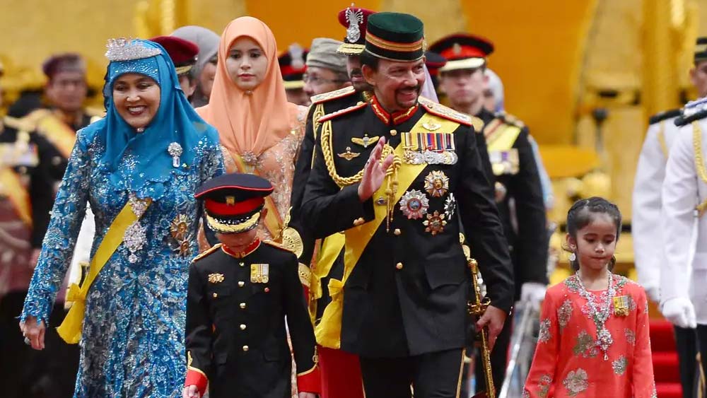 এ হেন বিলাসী সুলতান ফি মাসে অন্তত এক বার তাঁর চুলে ছাঁট দেন। তিন থেকে চার সপ্তাহ অন্তত তাঁর চুলের কায়দা ঠিক রাখতে খরচ পড়ে প্রায় ১৫ লক্ষ টাকা। এ দাবি করেছে টাইমস পত্রিকা। লন্ডন থেকে উড়ে আসেন তাঁর হেয়ারড্রেসার। তাঁকে প্রথম শ্রেণির বিমানভাড়ার ১২ হাজার ডলার (ভারতীয় মুদ্রায় প্রায় ৮ লক্ষ ৯৬ হাজার ২১২ টাকা)-রও জোগান দেন সুলতান।