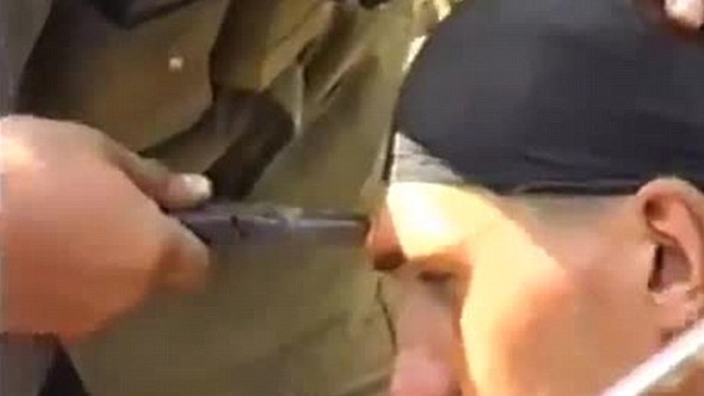 কপালে বুলেট বিঁধলেও হেসেখেলে মৃত্যুকে ফাঁকি দিয়েছেন রাশিয়ান এক সেনা। এতেই শেষ নয়। ওই বুলেটটি প্লায়ার্স দিয়ে টেনে বার করেছেন তাঁর সঙ্গীরা।