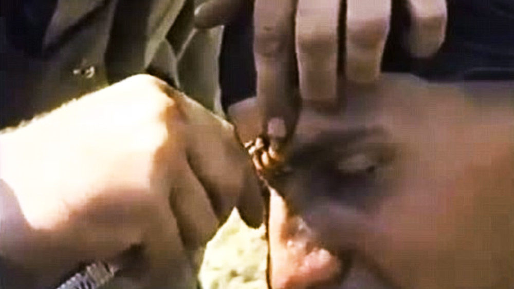 অনেকের মতে, ওই ভিডিয়োটি ২০০০ সালের। চেচনিয়ার বিদ্রোহীদের বিরুদ্ধে রাশিয়ার সেনাবাহিনীর অভিযানের সময়কার। যদিও ভিডিয়োর সত্যতা যাচাই করেনি আনন্দবাজার অনলাইন। তবে ভাইরাল ভিডিয়োটিতে যা সব দেখা গিয়েছে, তাতেই চোখ কপালে ওঠার জোগাড়।