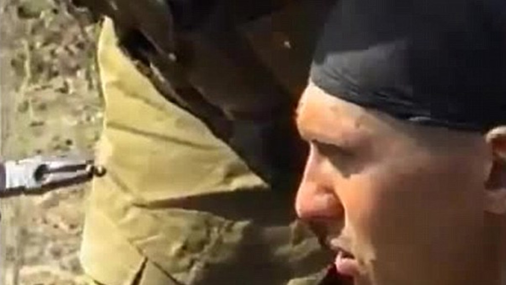 যুদ্ধের ময়দানে বুলেটে জখম সেনাকে কেন হাসপাতালে নিয়ে যাওয়া হল না? এ প্রশ্ন ওঠা স্বাভাবিক। তবে ওই ভিডিয়োতে তার কোনও জবাব মেলেনি। বরং একটি চিমটের আকারের প্লায়ার্স দিয়ে ওই বুলেটটি বার করার চেষ্টা করছেন সেনার সঙ্গীরা।