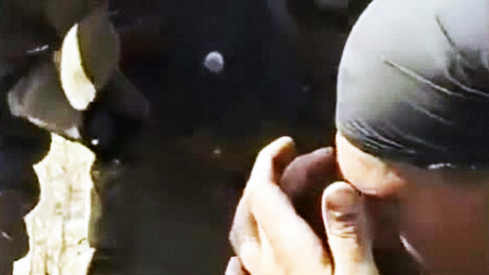 বুলেট বার করার পর নিজেই হাতেই ক্ষত পরীক্ষা করতে দেখা গিয়েছে ওই সেনাকে। তাতেও যন্ত্রণা ফুটে ওঠেনি তাঁর চোখেমুখে। বুলেট বার হওয়ার পর নিশ্চিত হয়ে স্বস্তিতে ক্যামেরার দিকে তাকিয়েও একগাল হাসি দিয়েছেন তিনি।