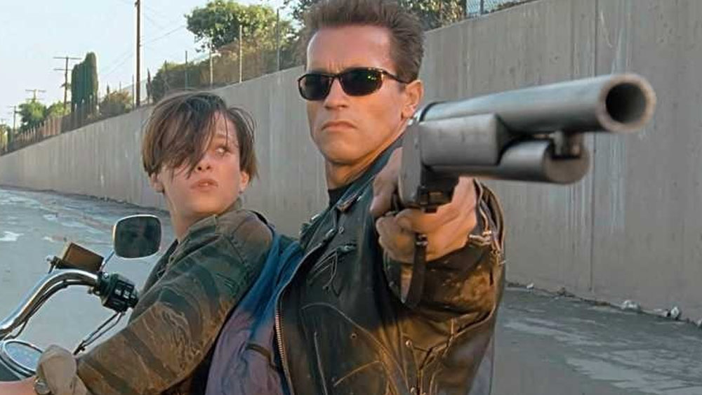 এ সব দেখে হলিউড অভিনেতা আর্নল্ড শোয়ারজেনেগারের ‘দ্য টার্মিনেটর’ ছবির কথাই মনে পড়েছে নেটমাধ্যমের বাসিন্দাদের। কল্পবিজ্ঞানের সেই অ্যাকশন ছবিতে শোয়ারজেনেগার একটি ভাবলেশহীন রোবট। এক খুনি সাইবর্গের হাত থেকে যে প্রতিনিয়ত রক্ষা করে চলেছে সারা কোনরকে। 