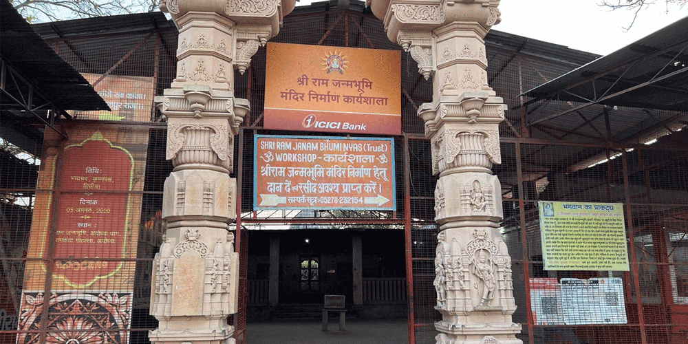 মন্দির তৈরির কর্মশালায় যাওয়ার রাস্তা। ঢোকার মুখে রয়েছে ডোরফ্রেম মেটাল ডিটেক্টর। 