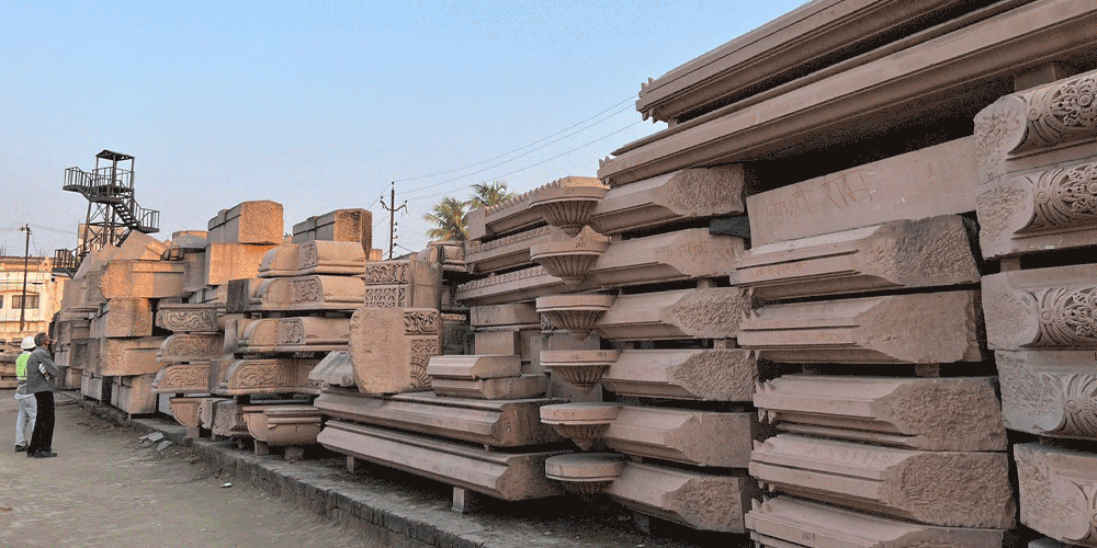 পাথর কেটে তৈরি করা হচ্ছে মন্দিরের বিভিন্ন অঙ্গ-প্রত্যঙ্গ। পাথর আসছে রাজস্থানের ভরতপুর থেকে। 