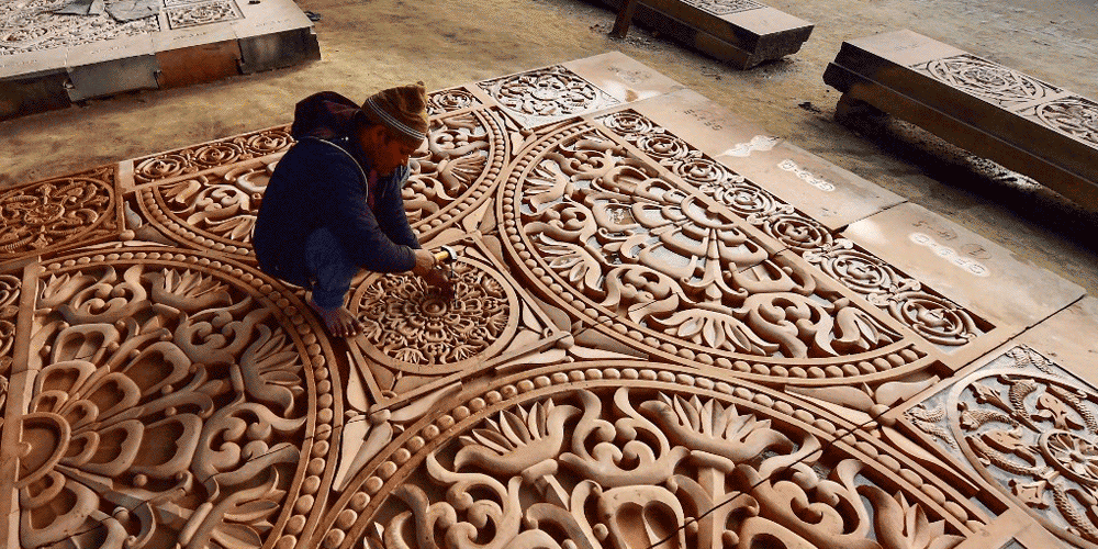 সকাল ৮টা থেকে বিকেল ৪টে পর্যন্ত ছেনি-হাতুড়ি দিয়ে ঠুকে ঠুকে পাথরে নকশা খোদাই করছেন কারিগরেরা। রোজ। ছুটি মাসে একবার। অমাবস্যা তিথিতে। 