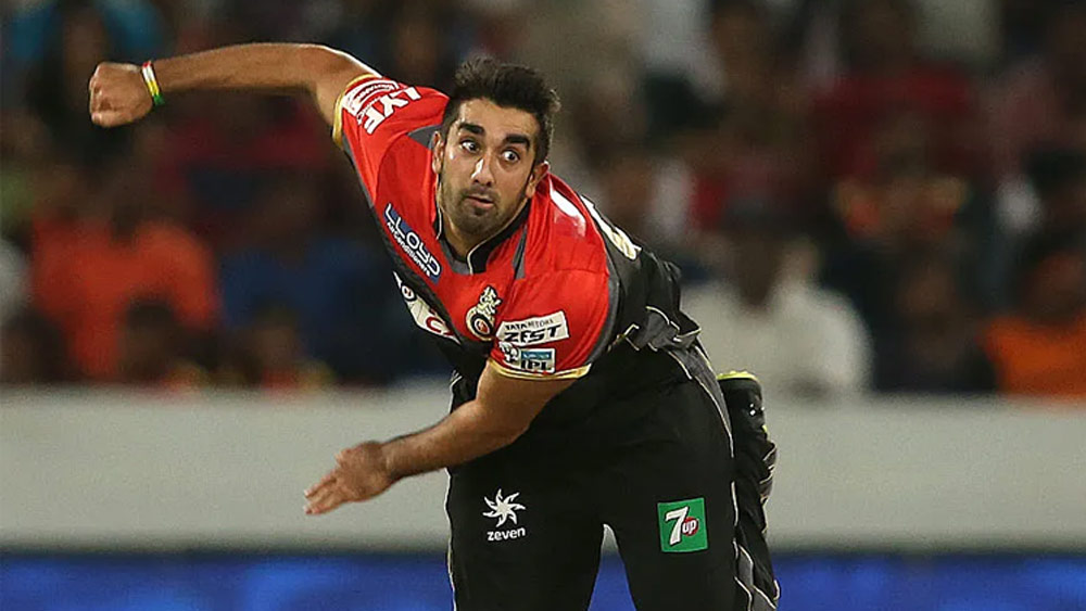 তাবরেজ শামসি: যদিও তিনি আইপিএল-এ এখনও বেশি ম্যাচ খেলেননি। কিন্তু টি-টোয়েন্টি ফরম্যাটে তাঁর রেকর্ড খুব একটা খারাপ নয়। এই ফরম্যাটে রান চেপে রাখতে তিনি ভালই পারেন।