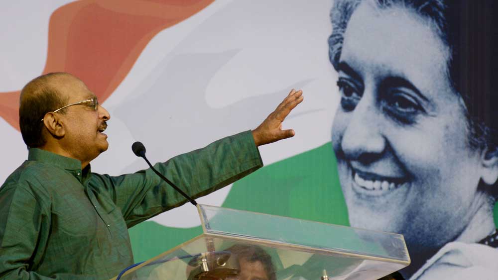 ইন্দিরা গাঁধী জন্মশতবর্ষে বক্তৃতা দিচ্ছেন সাধন। ছবি: আনন্দবাজার আর্কাইভ।