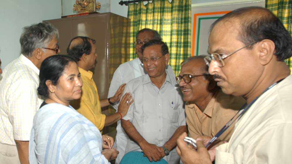 তৃণমূলের গোড়ার পর্বে দলের ওয়ার্কিং কমিটির সদস্যদের সঙ্গে মমতা। একেবারে ডানদিকে সাধন। ছবি: আনন্দবাজার আর্কাইভ। 