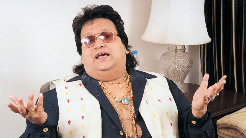 তিন বছর বয়স থেকে সুর-তাল-বাদ্যই তাঁর ধ্যান-জ্ঞান। ১৯ বছর বয়সে সেই সঙ্গীতশিক্ষাকে সম্বল করে বলিউড-যাত্রা। তার পর থেকে ধীরে ধীরে হিন্দি ছবির জগতে জাঁকিয়ে বসেছিলেন বাপ্পি লাহিড়ি। তবে আশির দশকের শেষ দিকে নাকি সঙ্গীতজগৎকেই বিদায় জানাতে চেয়েছিলেন বাপ্পি। তার কারণ ছিলেন নাকি কিশোর কুমার।