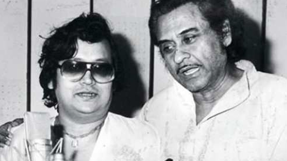 কিশোর কুমারের সঙ্গে শুধুমাত্র গায়ক-সুরকারের সম্পর্ক ছিল না বাপ্পি লাহিড়ির। সম্পর্কে তাঁর তুতো মামা ছিলেন কিশোর। আত্মীয়তার পাশাপাশি ব্যক্তিগত সম্পর্কও সোনা ফলিয়েছিল বলিউডে। নিজের কেরিয়ারে বাপ্পির সুরে অজস্র সুপারহিট গান ছিল কিশোর-কণ্ঠে। 