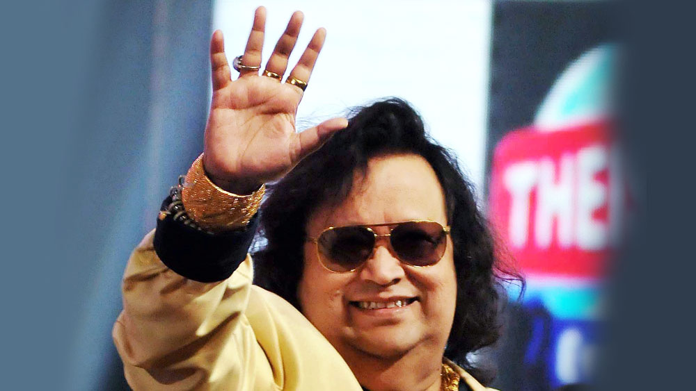 বলিউডে টাটকা হাওয়া বয়ে এনেছিলেন সুরকার বাপ্পি। চিরাচরিত বাদ্যযন্ত্রের পাশাপাশি সিন্থেসাইজারের মতো ইলেকট্রনিক যন্ত্রের বহুল ব্যবহার দেখেছিল বলিউড। হিন্দি ছবিতে সাইকোডেলিক ডিস্কোর সুর জনপ্রিয় করায় বাপ্পির ভূমিকা নিয়ে বিশেষ তর্ক হত না। সে সময় ‘ডিস্কো ডান্সার’, ‘নমক হলাল’, ‘শরাবি’, ‘নকর বিবি কা’, ‘সুহাগ’-এর মতো একের পর এক সুপারহিট ছবিতে শোনা গিয়েছিল বাপ্পির সুর। 