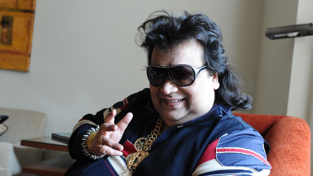 অনেকেই হয়তো জানেন না, কিশোরের সৌজন্যেই বলিউডে অভিনয়ের সুযোগ পেয়েছিলেন বাপ্পি। কিশোরের হাত ধরেই অভিনেতা বাপ্পির যাত্রা শুরু হয়েছিল। 