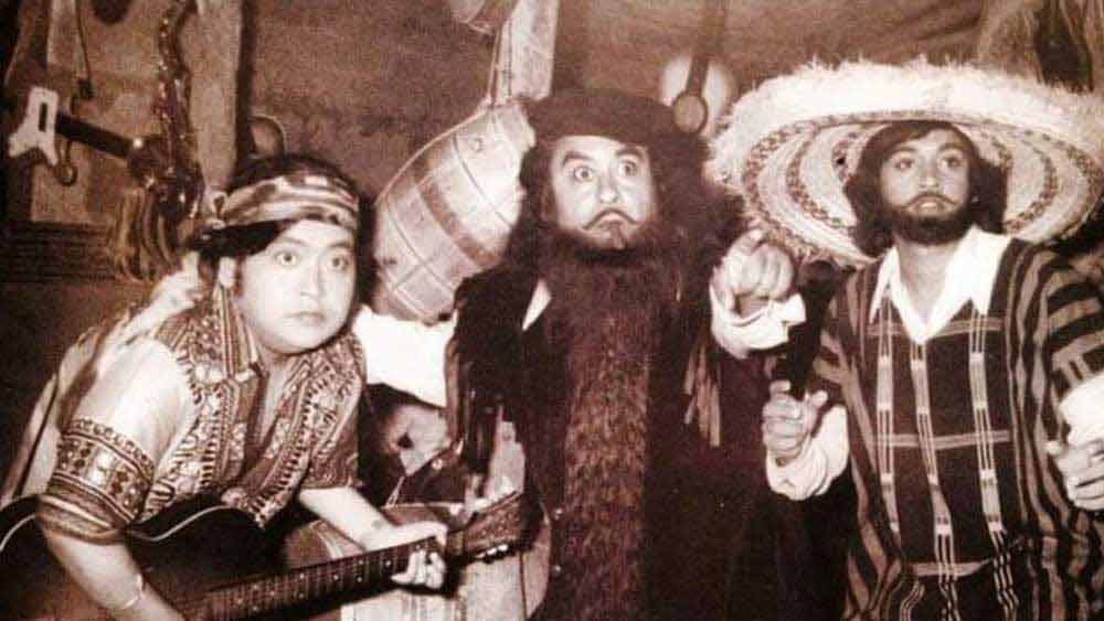 ১৯৭৪ সালে ‘বড়তি কা নাম দাড়ি’ ছবিতে প্রথম বার ক্যামেরার সামনে দাঁড়িয়েছিলেন বাপ্পি লাহিড়ি। সে ছবির পরিচালক ছিলেন কিশোর কুমার।