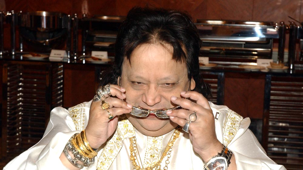 ১৯৮৭ সালের অক্টোবরে প্রয়াত হন কিশোর। সে সময় তাঁর বয়স ছিল ৫৮। বলিউডে কান পাতলে শোনা যায়, সে ঘটনায় নাকি একেবারে ভেঙে প়ড়েছিলেন বাপ্পি।