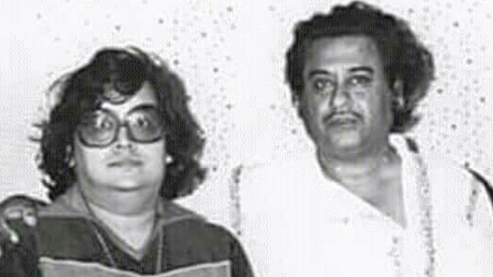 বাপ্পির ঘনিষ্ঠদের দাবি, সুরকার ছেলেকে কাছে টেনে নিয়ে বুঝিয়েছিলেন অপরেশ। সঙ্গীতজগৎ থেকে সরে যাওয়ার সিদ্ধান্ত বদল করতে তিনিই নাকি বাপ্পিকে পরামর্শ দিয়েছিলেন। কিশোরের আশীর্বাদ যে সব সময় বাপ্পির সঙ্গেই রয়েছে, তা-ও নাকি বলেছিলেন তিনি। কিশোরের নাম করেই এগিয়ে চলার কথাও বলেছিলেন অপরেশ।