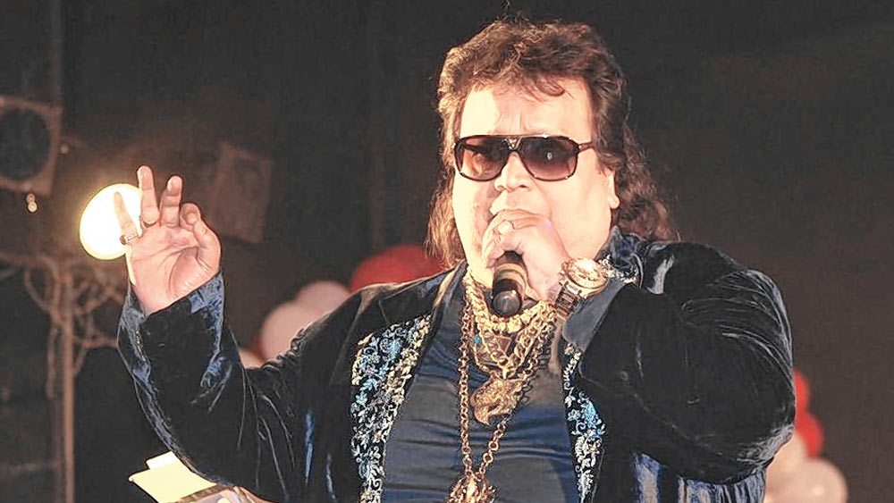 বাপ্পি যে স্বমহিমায় ফিরেছেন তা টের পাওয়া গিয়েছিল ওই ছবির ‘গোরি হ্যায় কলাইয়া’ গানে। বাপ্পির সুরে অমিতাভ-জয়ার খুনসুটিতে ভরা সে গান তুমুল জনপ্রিয় হয়েছিল। বলিউডেও থেকে গিয়েছিলেন বাপ্পি।