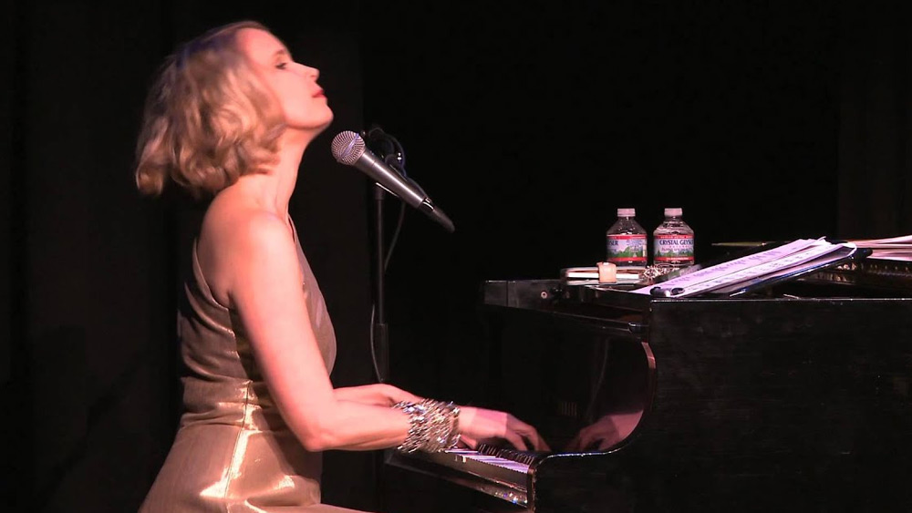 আমেরিকায় পাড়ি দেওয়ার আগে সঙ্গীতের তালিমও শেষ করেছিলেন ক্যারেন। কুইন্সল্যান্ড কনজাভেটোরিয়াম গ্রিফিথ বিশ্ববিদ্যালয় থেকে কণ্ঠস্বর এবং পিয়ানো বাজানোয় স্নাতক ডিগ্রিলাভ। তার পর পিয়ানোয় জ্যাজ বাজানো নিয়ে পড়াশোনা চালিয়ে যান। 