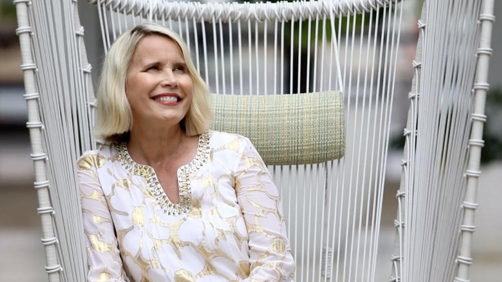 অস্ট্রেলিয়ার কুইন্সল্যান্ডের ম্যাকে শহরে বেড়ে উঠেছেন ক্যারেন। এক সময় সেখান থেকে আমেরিকায় পা়ড়ি দেন তিনি। স্বপ্নপূরণের যাত্রায় সঙ্গী বলতে ছিল একটি স্যুটকেস। এবং অবশ্যই মনের কোনায় ছিল সুরের ডালি।