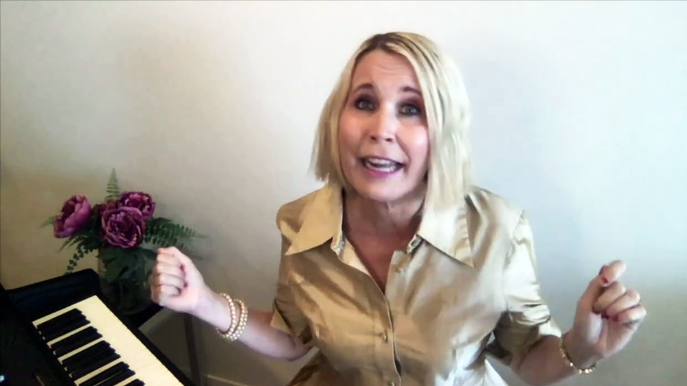 আমেরিকার জন্মদিনে নিউ ইয়র্কে শহরে গিয়ে উঠেছিলেন তিনি। সালটা ছিল ২০০০। নতুন শহরে কাজের খোঁজও শুরু করেন ক্যারেন। চলত গান লেখা বা রেকর্ডিংও। ধীরে ধীরে ন’টি নিজস্ব গান রেকর্ডিং করিয়ে ফেলেন।