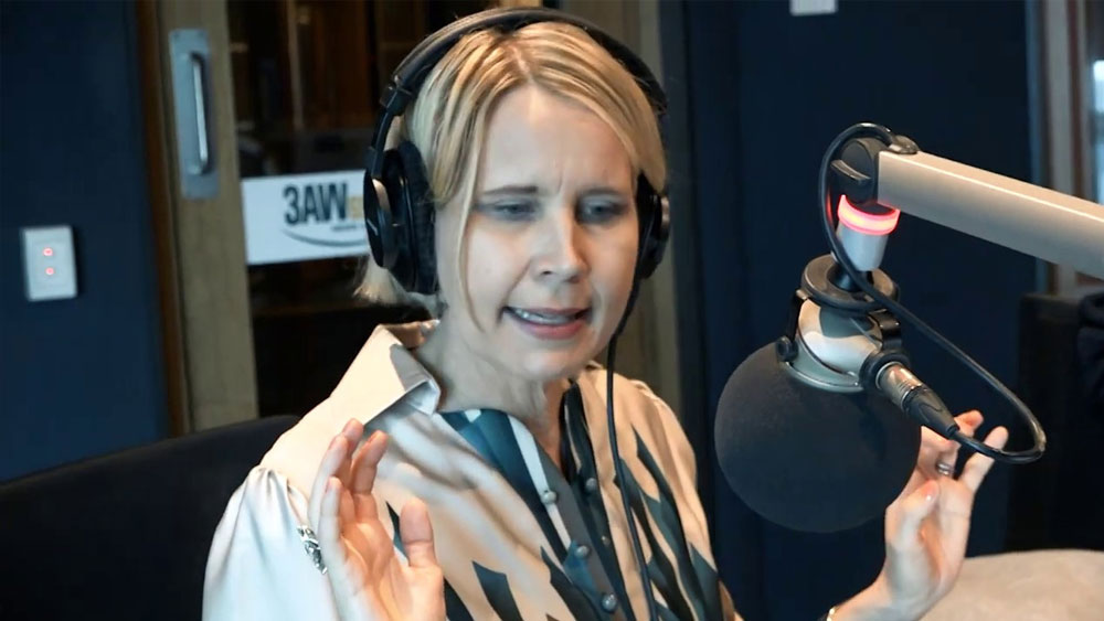 তবে ২০০২ সালে একটি চাকরির ইন্টারভিউ দিতে গিয়ে ক্যারেনের জীবন আমূল বদলে যায়। কী কাজ? তা স্পষ্ট জানানো হয়নি। তবে ফোনে বলা হয়েছিল, ভয়েসওভার আর্টিস্টের মতো একটানা সংলাপ বলে যেতে হবে। কর্মদাতার আরও শর্ত ছিল, আমেরিকার বসবাসকারী অথচ অস্ট্রেলিয়ার মহিলা হতে হবে। রাজি হয়ে যান ক্যারেন।