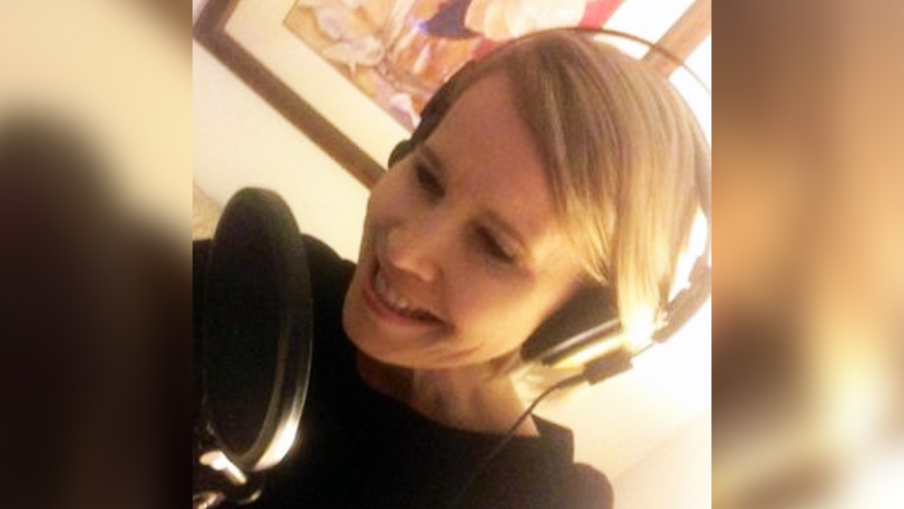 প্রায় ৫০ ঘণ্টা ধরে একটি স্টুডিয়োতে চলে রেকর্ডিং। টেক্সট-টু-স্পিচ ভয়েস সিস্টেমের সামনে বসে ক্যারেন একটানা কথা বলে চলেন। কিন্তু, কী কারণে তা বুঝতে পারেন না। তবে তা নিয়ে বিশেষ কথাবার্তা প্রকাশ্যে বলা যাবে না বলেও নির্দেশ ছিল কর্মদাতার। অদ্ভুত লাগলেও তা-ই করেছিলেন ক্যারেন। 