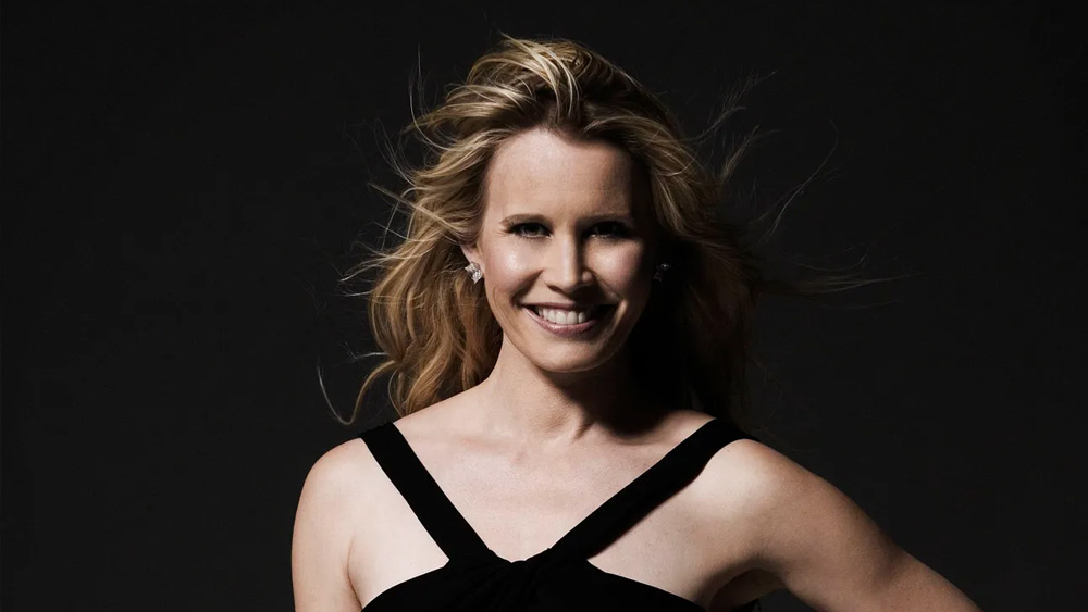 সে বছরই জিপিএস প্রযুক্তিতে চালিত যন্ত্রে ক্যারেন কণ্ঠস্বরকে বেছে নেয় বেশ কয়েকটি বহুজাতিক সংস্থা। আমেরিকার সংবাদমাধ্যমে তাঁর নাম হয়ে যায় ‘ড্যাশবোর্ড ডিভা’ বা ‘গ্যাজেট গার্ল’।