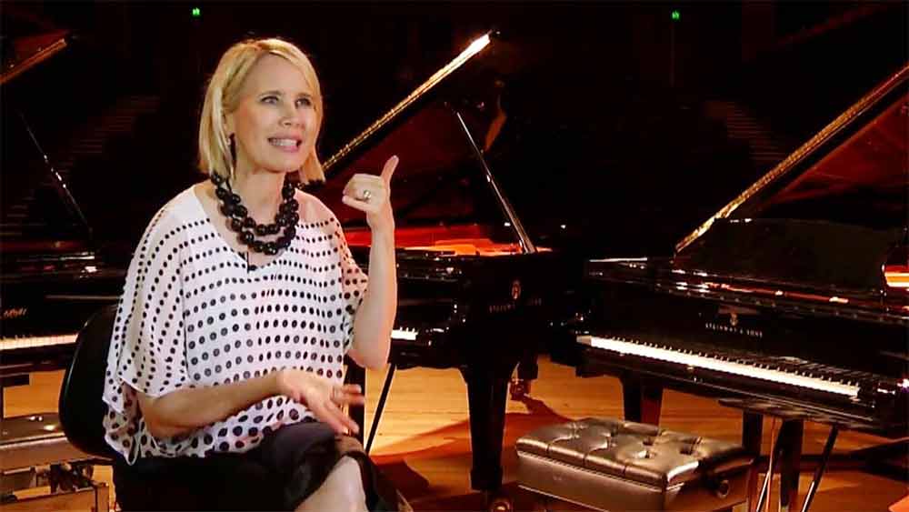 তত দিনে অবশ্য আমেরিকায় নিজের জমি পাকা করে নিয়েছেন তিনি। কোটি কোটি জিপিএসচালিত যন্ত্রের আড়ালে ক্যারেনের কণ্ঠস্বর শোনা গেলেও পারফর্ম করে ফেলেছেন নোরা জোনস বা নিল সেকাডা, সিন্ডি লপার, ডেবরা কক্স বা র‌্যাচেল সেজের মতো খ্যাতনামী শিল্পীদের সঙ্গে। অ্যান্ডি জুলা, ডেভিড জিপেল, সিন ও’বয়েল বা অ্যামি পাওয়ার্সের মতো তারকাদের সঙ্গে মিলে কাজ করে ফেলেছেন। ‘ডসন’স ক্রিক’-এর মতো জনপ্রিয় টেলি-সিরিজেও গান গেয়ে নিয়েছেন ক্যারেন।