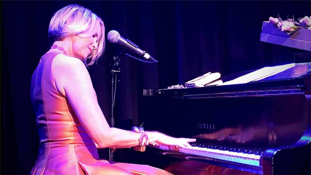 এরই ফাঁকে ক্যারেনের কাছে অন্য সুযোগও এসেছে। ম্যাডিসন স্কোয়্যার গার্ডেনের মতো বড়সড় একাধির স্টেডিয়ামে খেলার সময় জাতীয় সঙ্গীত পরিবেশনা করতে হবে তাঁকে। তাতেও রাজি ক্যারেন।