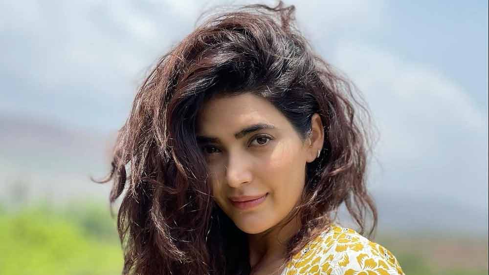 বছরে পর বছর ধরে চুটিয়ে টেলিভিশনে কাজ করেছেন। এককালে প্রায় সমস্ত জনপ্রিয় ধারাবাহিকের মুখ ছিলেন। রিয়েলিটি শোয়ের মধ্যমণি হতেও দেখা গিয়েছে তাঁকে। তবে বলিউডে সে ভাবে ছাপ ফেলতে পারেননি। তা সত্ত্বেও করিশ্মা তন্নাকে নিয়ে শোরগোল কমেনি।