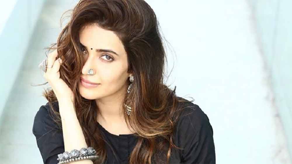 বলিউডে কোনও গডফাদার নেই করিশ্মার। গুজরাতি মধ্যবিত্ত পরিবারের মেয়ে মুম্বইয়ে গিয়েছিলেন পড়াশোনার জন্য। কলেজের পড়াশোনার ফাঁকেই শুরু হয়েছিল টুকটাক মডেলিংয়ের কাজ। অনেকে বলেন, সে কাজ খুঁজতে বিশেষ বেগ পেতে হয়নি ৫ ফুট ৯ ইঞ্চির করিশ্মার। 