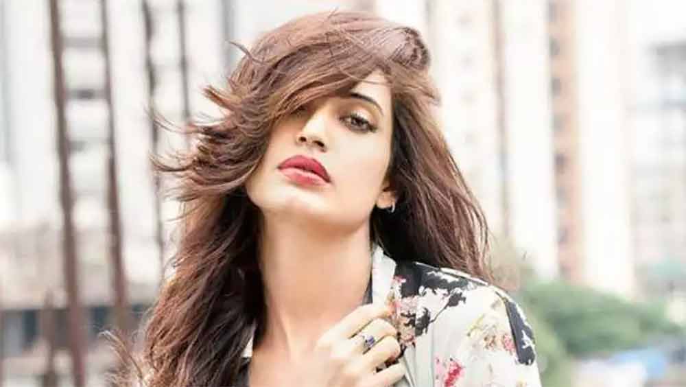 তবে ওই উচ্চতাই নাকি কাল হয়েছিল বলিউড ছবিতে। হিরোর থেকে তো নায়িকার উচ্চতা বেশি— এ কথা নাকি করিশ্মাকে বার বার শুনতে হয়েছে। তবে সে ‘বাধা’য় পিছিয়ে পড়েননি করিশ্মা।