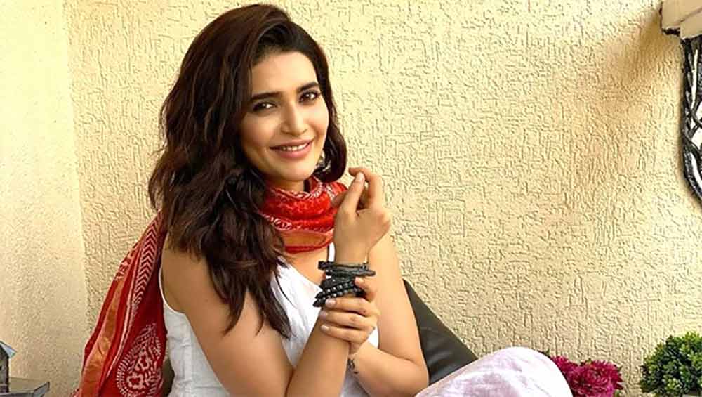 মডেলিং থেকে টেলিভিশনের পর্দায় উত্তরণে বেশি দেরি হয়নি। ২০০১ সালে ইন্দুকে দেখেছিলেন দর্শকেরা। ‘কিঁউকি সাস ভি কভি বহু থি’-তে ছোট্ট রোলেও দাগ কেটেছিলেন করিশ্মা।