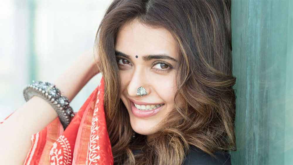 টেলিভিশনে বার বার এসেছেন করিশ্মা। কখনও ‘এক লড়কি আনজানি সি’, কখনও বা ‘নাগিন-৩’ অথবা ‘কয়ামত কি রাত’। করিশ্মার গ্ল্যামারের ছটায় টিভি সেটের সামনে অধীর আগ্রহে বসে পড়েতেন দর্শকেরা। 