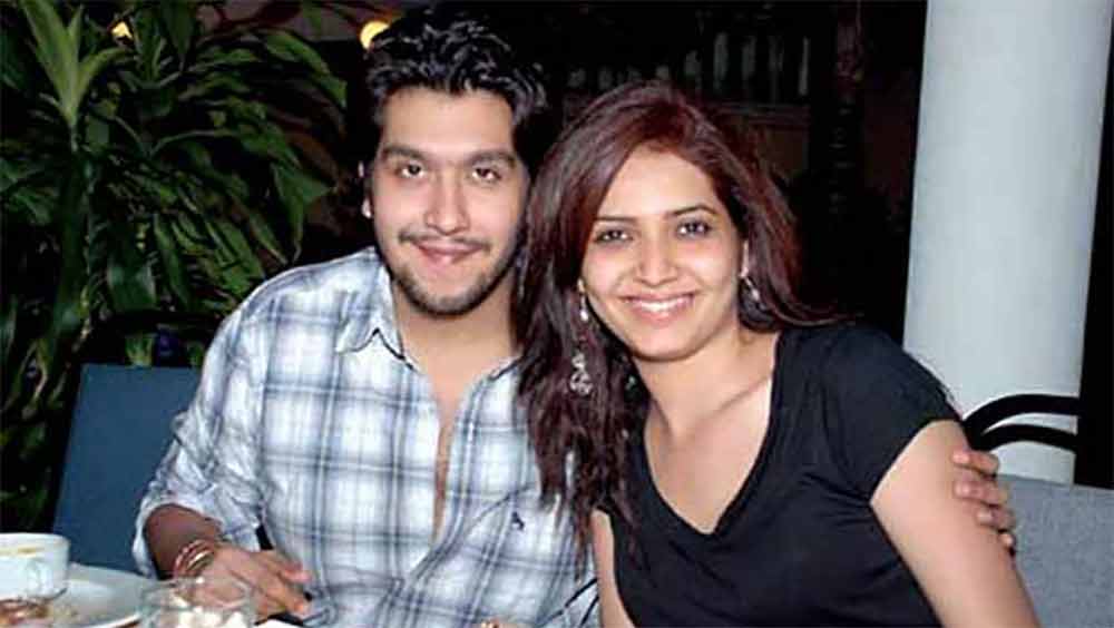 ‘প্রেমিক’দের নিয়েও বরাবরই খবরে থেকেছেন করিশ্মা। অনেকে বলেন, সদ্যপ্রয়াত বাপ্পি লাহিড়ির ছেলে বাপ্পাই তাঁর প্রথম প্রেমিক। দু’জনকে একসঙ্গে নাকি ঘোরাফেরা করতেও দেখা গিয়েছিল। তবে ২০১০ সাল নাগাদ নাকি সে সম্পর্ক ঘুচে যায়।