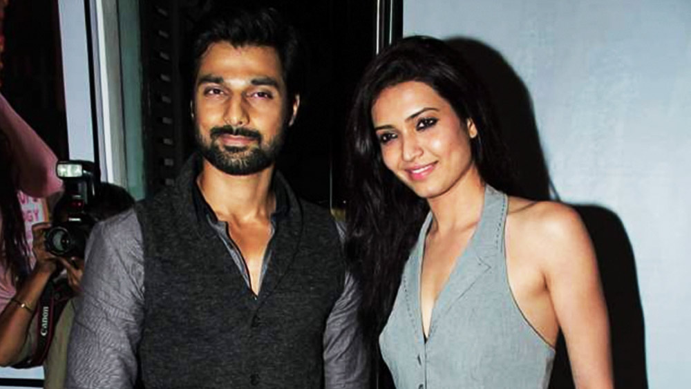 বাপ্পার পর অভিনেতা হানিফ হিলালের সঙ্গে প্রেম শুরু হয়েছিল করিশ্মার। ‘জোর কা ঝটকা’ নামে একটি রিয়েলিটি শোয়ের শ্যুটিংয়ের জন্য আর্জেন্টিনায় গিয়েছিলেন তাঁরা। সেখানেই নাকি জমে উঠেছিল সম্পর্ক। তবে তাতেও এক সময় চি়ড় ধরে।