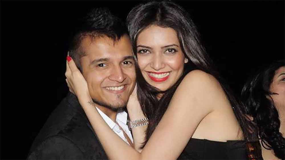 মুম্বইয়ের এক ক্লাবের মালিক রুষভ চোক্সীর সঙ্গে করিশ্মার নাকি বিয়ে পর্যন্ত কথা এগিয়েছিল। তবে অনেকে বলেন, করিশ্মার জন্য সেই সম্পর্ক ভেঙে যায়। তখন তাঁর জীবনে এসে গিয়েছেন মডেল তথা অভিনেতা উপেন পটেল। ‘বিগ বস্‌’-এর ঘরে দু’জনেই ঢুকেছিলেন। সেখানেই বিপত্তি।