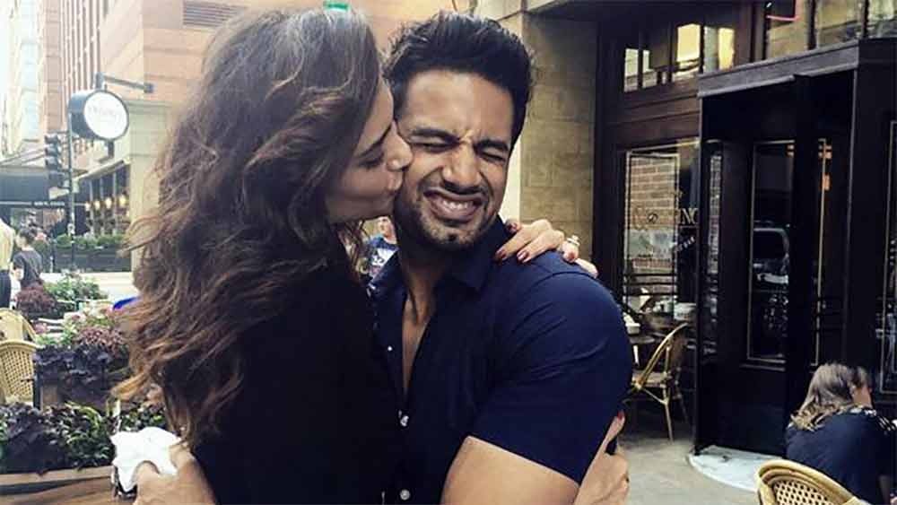 ‘বিগ বস্‌’-এর অষ্টম মরসুমে ক্যামেরায় ধরা পড়েছিল উপেন-করিশ্মার চুমু। যা দেখে নাকি রেগে কাঁই করিশ্মার প্রেমিক তথা বহু স্বামী রুষভ। সঙ্গে সঙ্গে করিশ্মাকে বিদায় জানিয়েছিলেন।