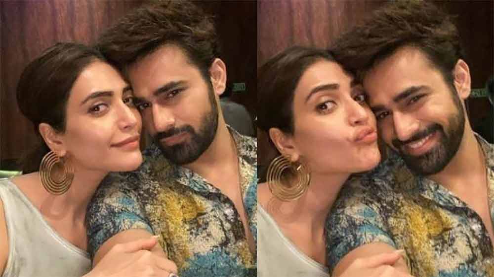 উপেনের সঙ্গে সম্পর্কের শেষে আবার নাকি প্রেমে পড়েছিলেন করিশ্মা। এ বার অভিনেতা পার্ল ভি পুরি। তবে সে সম্পর্কও বেশি দূর এগোয়নি। ২০১৯ সালে একটি চার বছরের মেয়েকে ধর্ষণের অভিযোগ ওঠে পার্লের বিরুদ্ধে। তাঁকে গ্রেফতারও করা হয়েছিল। পরে অবশ্য জামিন পেয়ে যান তিনি। যদিও ওই ঘটনার পর পার্লের সঙ্গে সম্পর্কে টিকে থাকেননি করিশ্মা।