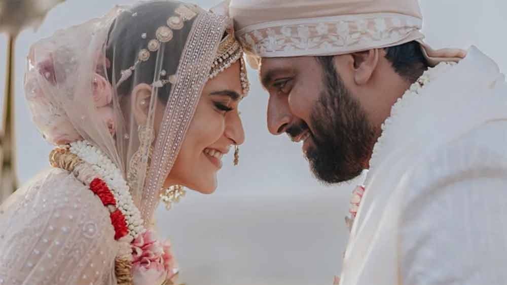 করিশ্মার জীবনে লাকি সিক্স বোধহয় বরুণ বঙ্গেরা। দীর্ঘদিনের বন্ধুত্বের পর ৫ ফেব্রুয়ারি তাঁকে বিয়ে করেছেন করিশ্মা। মুম্বইয়ে বিয়ের অনুষ্ঠানের পরেও বিশ্বাস হচ্ছিল না তিনি বিবাহিত। সংবাদমাধ্যমে করিশ্মা বলেছেন, ‘‘নিজেকে চিমটি কেটে দেখছি। বিশ্বাসই হচ্ছে না, আমি সত্যিই বিয়ে করেছি!’’