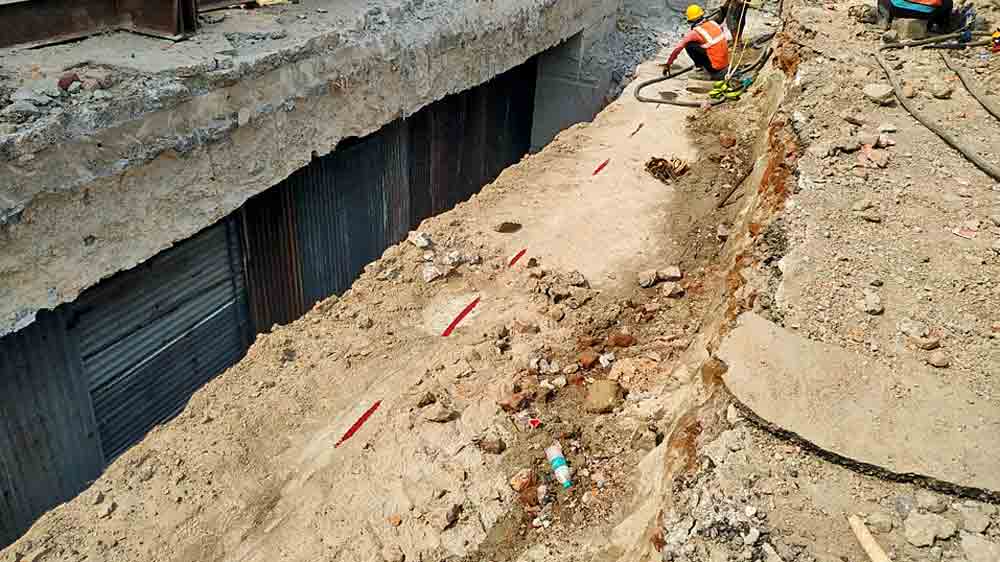 জোরকদমে: শিয়ালদহ স্টেশনের পুরনো সাবওয়ের সঙ্গে ইস্ট-ওয়েস্ট মেট্রোর সাবওয়ে জোড়ার কাজ চলছে। 