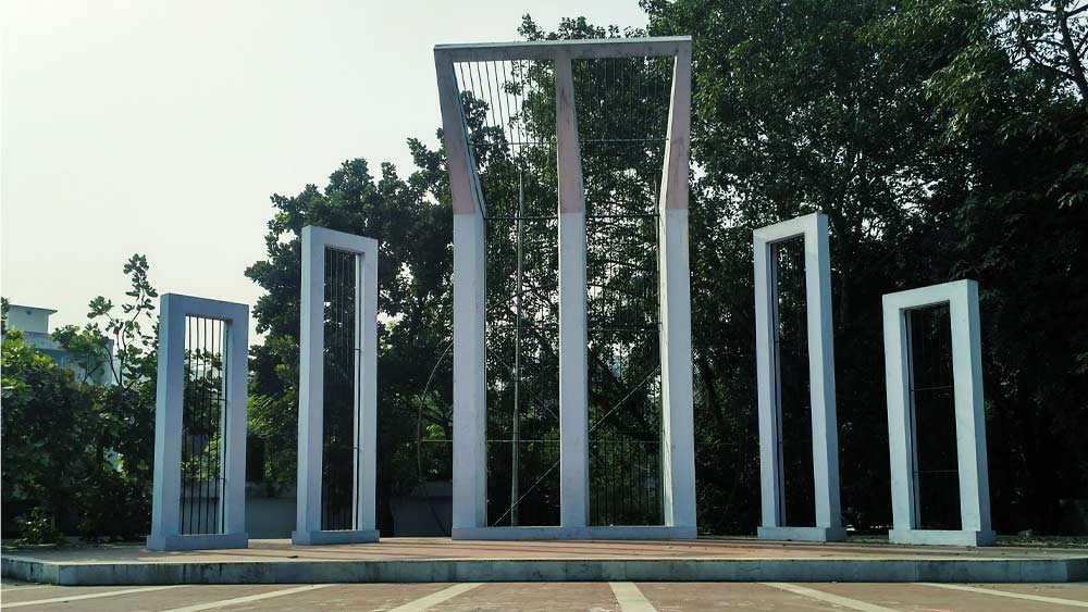 দু’পার বাংলাতেই বাংলা ভাষা যে ঘোর সঙ্কটের মধ্যে, তা বলার অপেক্ষা রাখে না। রাস্তার মোড়ের বিজ্ঞাপনী প্রচার থেকে নেটমাধ্যম, পরীক্ষার খাতা থেকে প্রেমপত্র— কোথায় না ঘটছে ভাষা-বিকৃতি। সালাম-বরকত-রফিক-জব্বারের দেশ থেকে আজও লড়াই চালাচ্ছে শুদ্ধ মাতৃভাষার পক্ষে। লড়াই জারি থাকুক বিশ্বের সর্বত্র। শুদ্ধ হোক মাতৃভাষা।