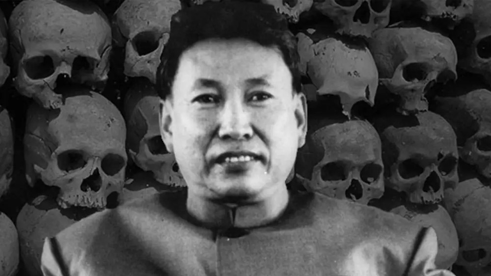 নাম পল পট। পরিচয়? কট্টর কমিউনিস্ট নেতা। প্রশংসকদের কথায়, বিপ্লবী। তবে নিন্দকেরা বলেন, পল একনায়ক। নিষ্ঠুর একনায়ক। নৃশংসতায় হিটলারের থেকে তিনি কোনও অংশে কম যান না। চার বছর একটি দেশের সর্বময় কর্তা ছিলেন। ওই চার বছরে দেশের এক চতুর্থাংশ মানুষ মারা পড়েছিলেন তাঁর নির্দেশে।