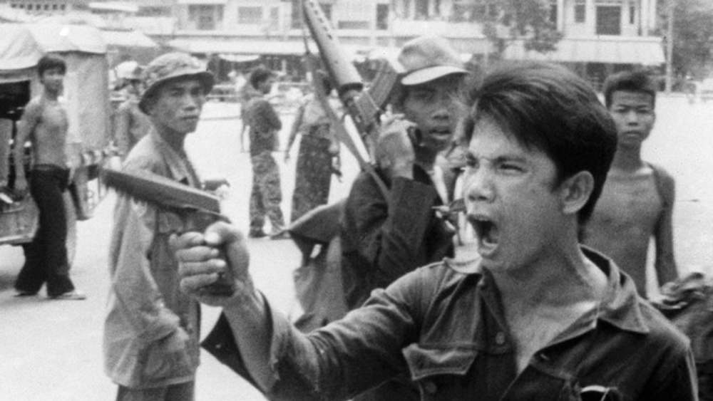 এই সেনাদের চরমপন্থী মনোভাব দেখানোর নির্দেশ ছিল সরকারের তরফে। গ্রেফতার হওয়া ‘সম্ভাব্য বিপদ’দের তাঁরা হত্যা করেই দম নিতেন। কারাগারের লাগোয়া মাঠের নামই হয়ে গিয়েছিল কিলিং ফিল্ড বা হত্যা ময়দান। সেখানে গণহত্যা করা হত বন্দিদের।